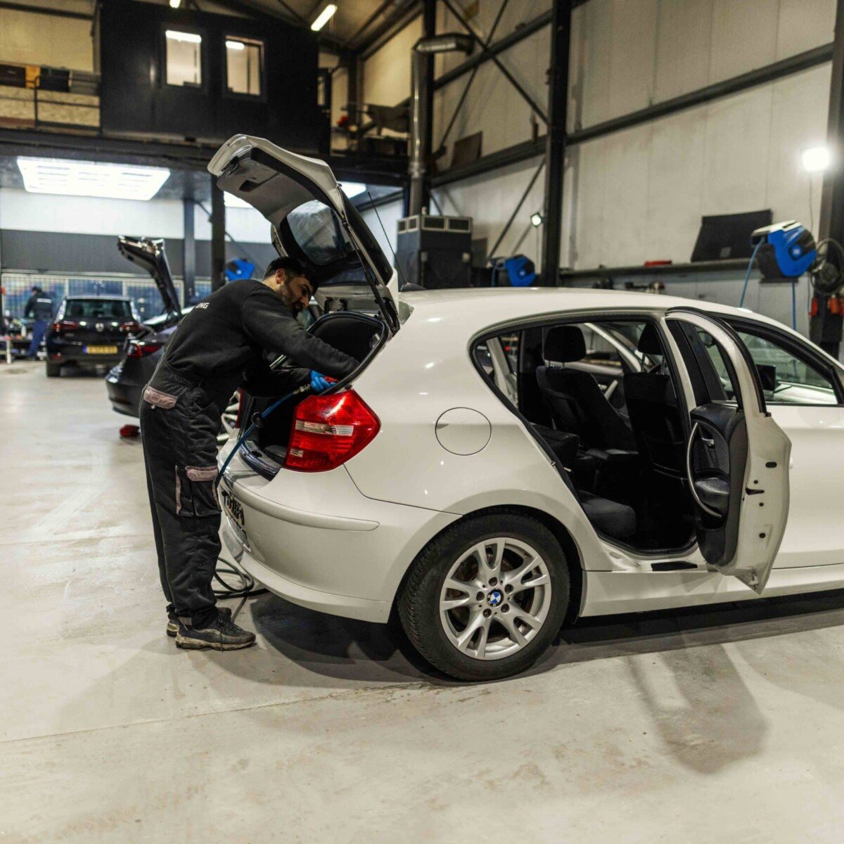 Auto wordt volledig voorbereid in de werkplaats voor showroom en verkoop