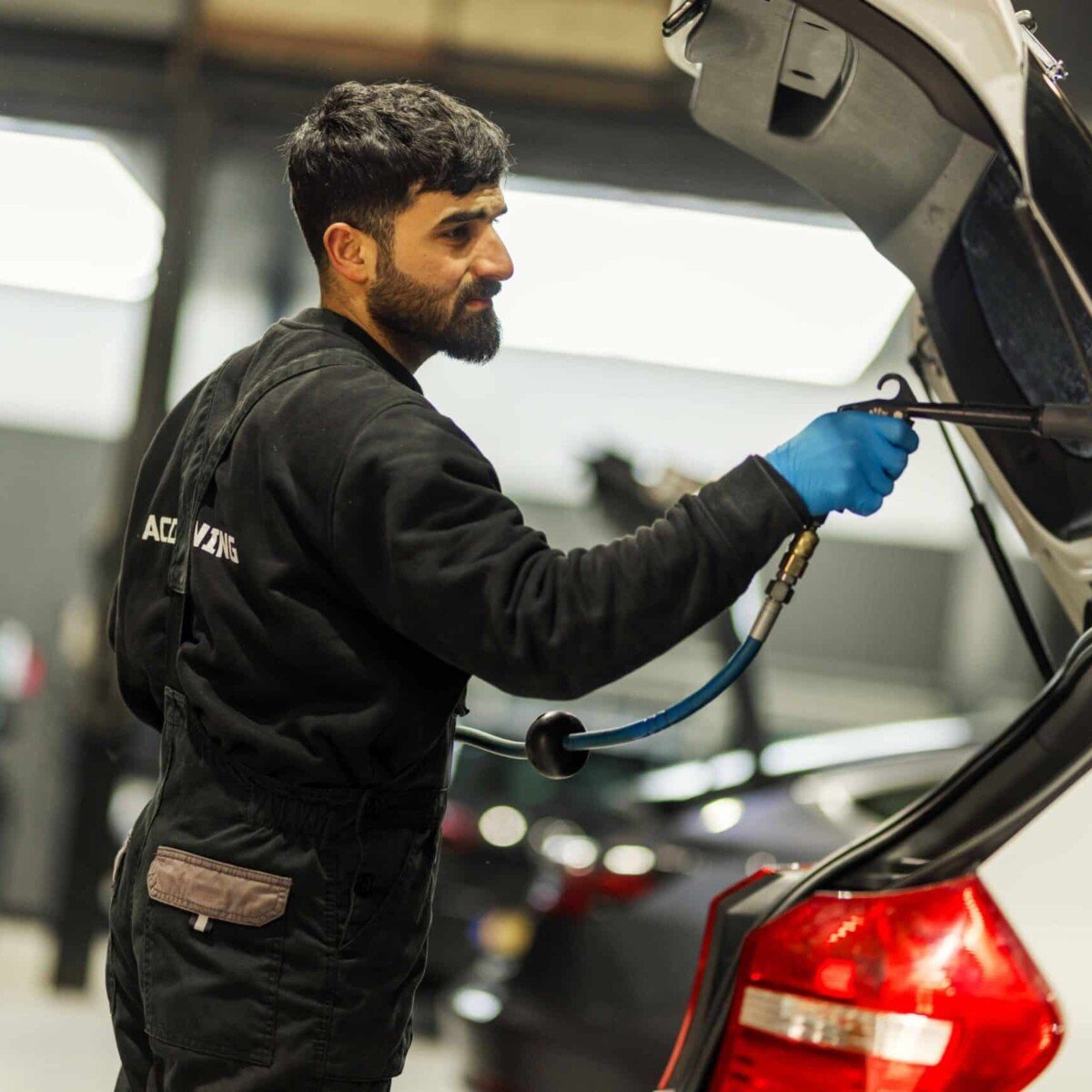 Medewerker behandelt de bagageruimte van een auto
