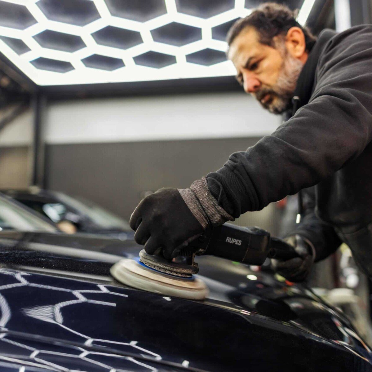 Professionele exterieurbehandeling van een auto