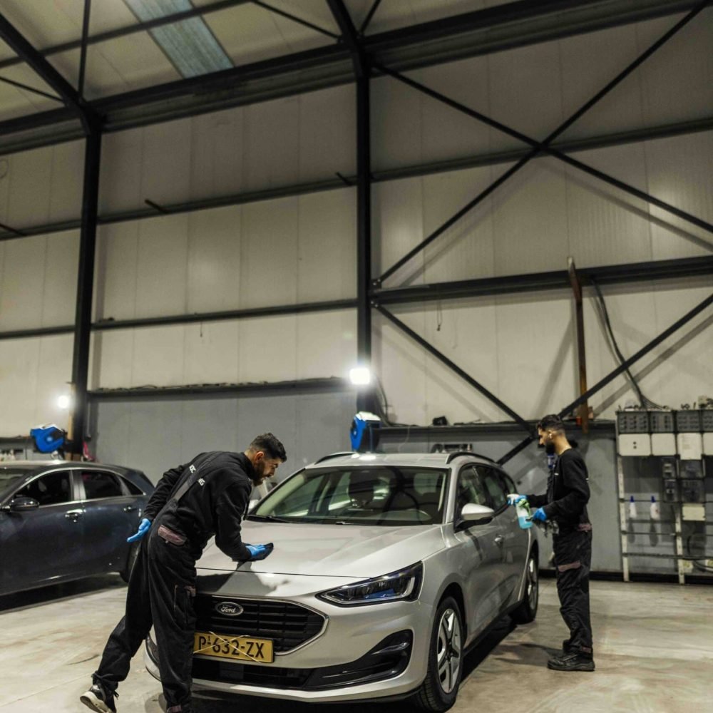 Meerdere voertuigen in de werkplaats tijdens voertuigverzorging